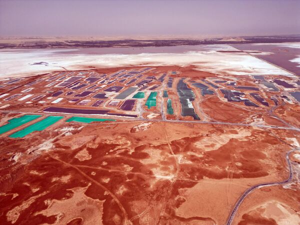 За слана језера и топле пешчане купке оазе Сива, верује се да су корисне за реуму и кожна обољења, претворили су оазу у лековиту дестинацију за многе посетиоце. - Sputnik Србија