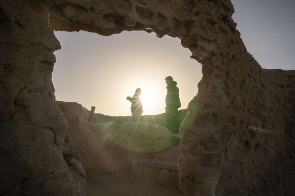 Туристи посећују тврђаву Сива. Осим због терапеутских својстава сланих језера и извора слатке воде оаза привлачи својим старим кућама од блатњаве цигле и пустињском наслеђу. - Sputnik Србија