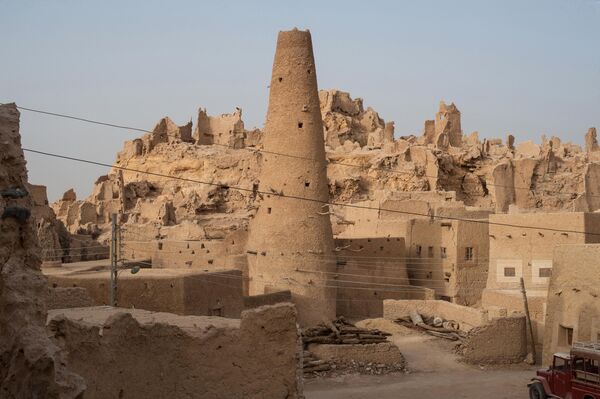 Традиционална кула од блатњаве цигле у рушевинама града тврђаве Шали. - Sputnik Србија