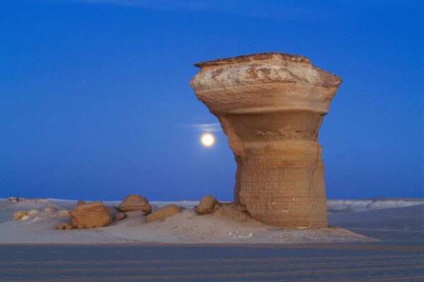 Месец осветљава стеновиту формацију близу оазе Сива. - Sputnik Србија