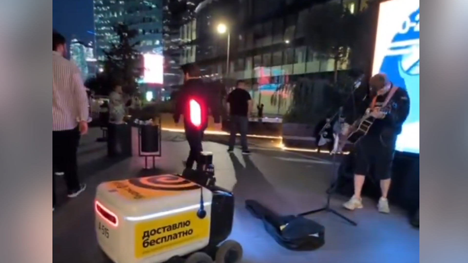 Робота-достављача привукли звуци музике на улицама Москве. - Sputnik Србија, 1920, 08.08.2025