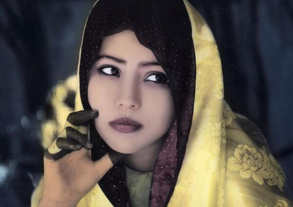 Ручно осликана слика прелепе девојке племена Туарег, Либија Ручно осликана слика прелепе девојке племена Туарег, Либија - Sputnik Србија