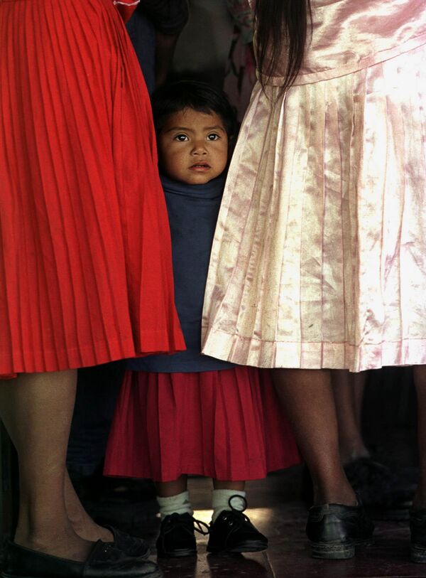 Селестина Гомез, трогодишња девојчица староседелачког народа Ленка у Хондурасу прати своју мајку током церемоније инаугурације првог Великог конгреса хондурашких староседелаца. На конгресу учествују староседеоци из различитих етничких група, као што су Чорти, Ленка, Толупани, Ксикаке, Мискита, Печ, Тавака и Нахуаси, који имају за циљ побољшање односа са владом. Селестина Гомез, трогодишња девојчица староседелачког народа Ленка у Хондурасу прати своју мајку током церемоније инаугурације првог Великог конгреса хондурашких староседелаца. На конгресу учествују староседеоци из различитих етничких група, као што су Чорти, Ленка, Толупани, Ксикаке, Мискита, Печ, Тавака и Нахуаси, који имају за циљ побољшање односа са владом. - Sputnik Србија