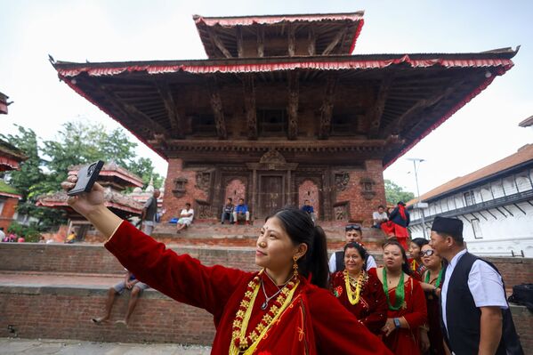 Чланови непалске аутохтоне заједнице позирају на тргу Басантапур Дурбар, локалитету светске баштине УНЕСКО-а у Катмандуу, на обележавању Међународног дана аутохтоних народа света. Овај датум, усвојен у децембру 1994. године резолуцијом Генералне скупштине УН 49/214, означава датум првог састанка Радне групе УН за аутохтоно становништво Поткомисије за унапређење и заштиту људских права одржаног у Женеви 1982. године. Чланови непалске аутохтоне заједнице позирају на тргу Басантапур Дурбар, локалитету светске баштине УНЕСКО-а у Катмандуу, на обележавању Међународног дана аутохтоних народа света. Овај датум, усвојен у децембру 1994. године резолуцијом Генералне скупштине УН 49/214, означава датум првог састанка Радне групе УН за аутохтоно становништво Поткомисије за унапређење и заштиту људских права одржаног у Женеви 1982. године. - Sputnik Србија