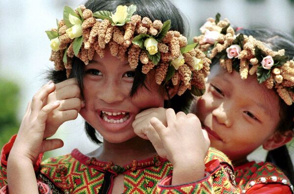 Девојчице из племена Пајван играју се и носе традиционалне костиме и круне направљене од проса и лишћа током абориџинског фестивала жетве у Тајпеју. Тајвански абориџини представљају скоро два одсто становништва и подељени су у десет главних племена. Као и староседеоци на другим местима, патили су од исмевања и презира. Међутим, ситуација се побољшала у последњој деценији и абориџинска култура је постала веома популарна. Девојчице из племена Пајван играју се и носе традиционалне костиме и круне направљене од проса и лишћа током абориџинског фестивала жетве у Тајпеју. Тајвански абориџини представљају скоро два одсто становништва и подељени су у десет главних племена. Као и староседеоци на другим местима, патили су од исмевања и презира. Међутим, ситуација се побољшала у последњој деценији и абориџинска култура је постала веома популарна. - Sputnik Србија