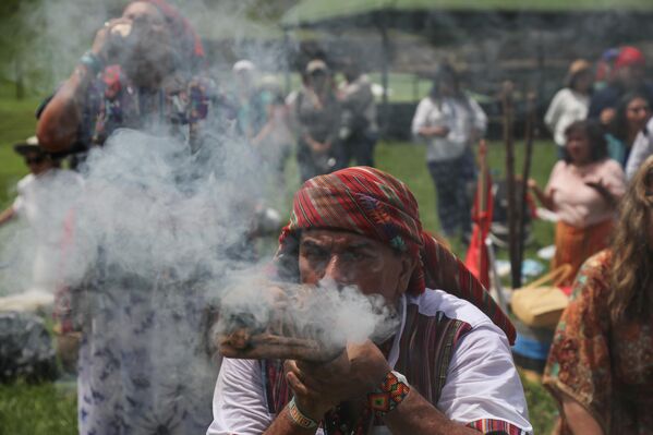 Вођа староседелаца у Ел Салвадору води људе уз тамјан и бубњеве током староседелачке церемоније поводом летњег солстиција Вођа староседелаца у Ел Салвадору води људе уз тамјан и бубњеве током староседелачке церемоније поводом летњег солстиција - Sputnik Србија