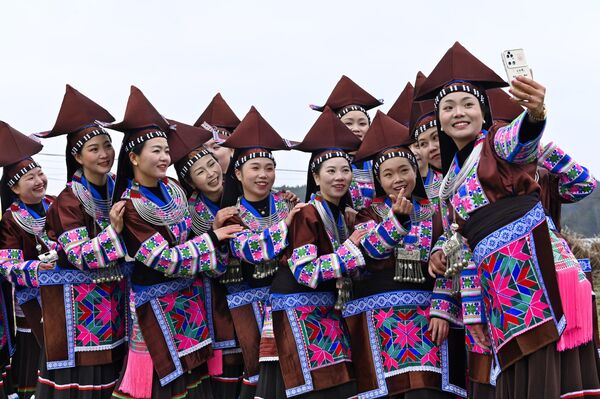 Жене етничке групе Мјао на прослави фестивала „Тјаохуа“ у области Гујан, провинција Гујџоу у Кини. Током фестивала се моле за жетву и благостање у новој години. Жене етничке групе Мјао на прослави фестивала „Тјаохуа“ у области Гујан, провинција Гујџоу у Кини. Током фестивала се моле за жетву и благостање у новој години. - Sputnik Србија