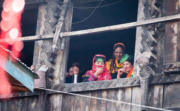Мештани народа Калаш пре посете принца Вилијама, војводе од Кембриџа и Катарине, војвоткиње од Кембриџа, 16. октобра 2019. у Читралу, Пакистан. Мештани народа Калаш пре посете принца Вилијама, војводе од Кембриџа и Катарине, војвоткиње од Кембриџа, 16. октобра 2019. у Читралу, Пакистан. - Sputnik Србија