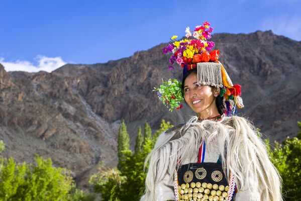Жена из племена Брокпа, аријенске расе, која је мигрирала у Индију из Персије, носи своју традиционалну хаљину. Жена из племена Брокпа, аријенске расе, која је мигрирала у Индију из Персије, носи своју традиционалну хаљину. - Sputnik Србија