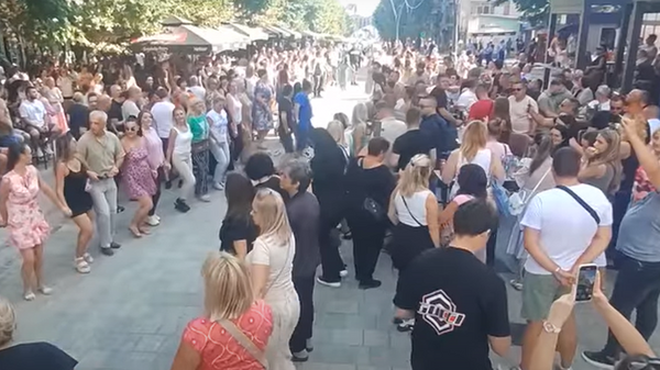 Srbi igraju kolo u Severnoj Mitrovici - Sputnik Srbija