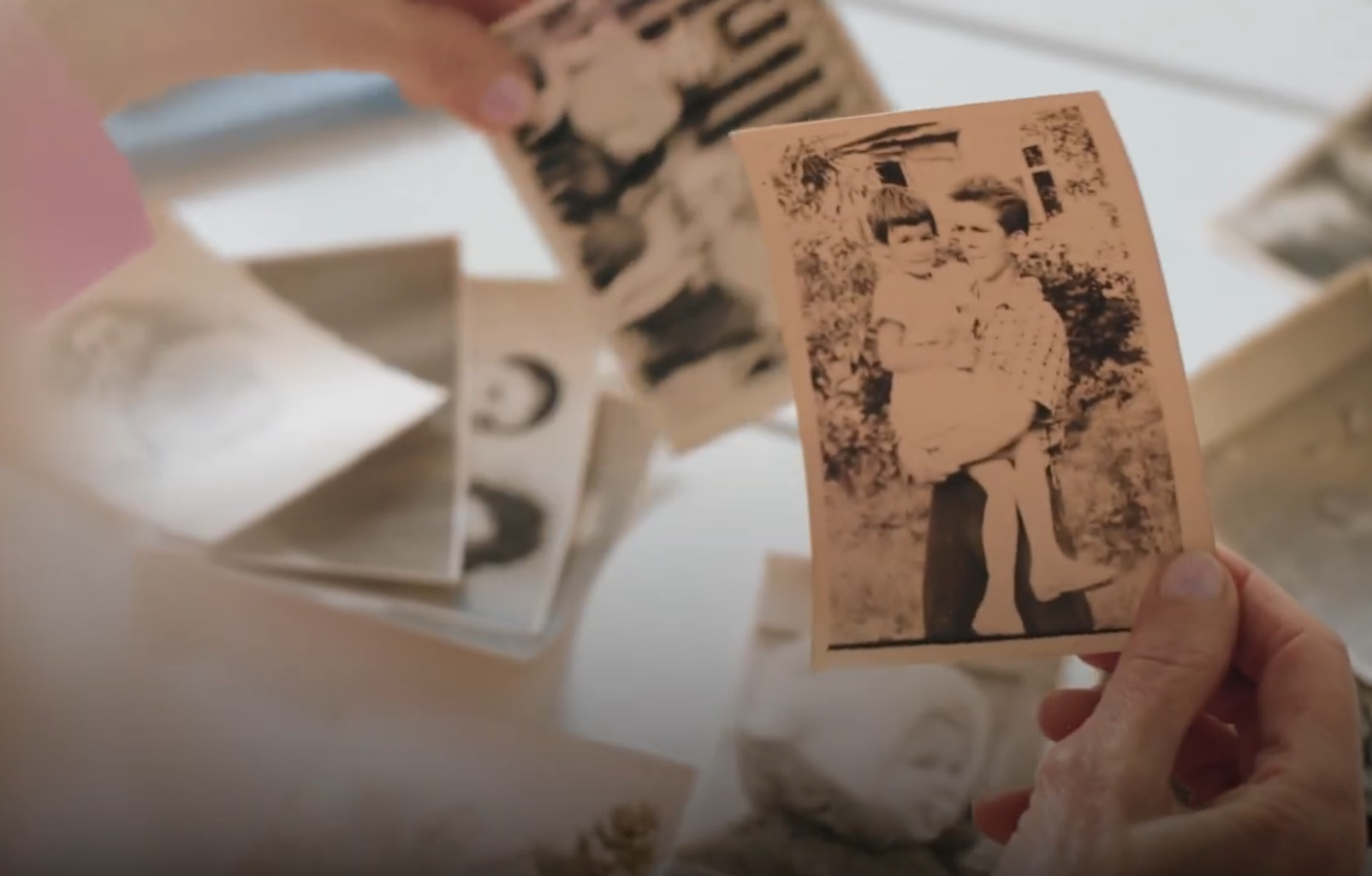 Некада смо остављали траг у пећинама, белешкама, фотографијама, видео записима. Технологија је омогућила АИ профил - Sputnik Србија, 1920, 08.08.2025