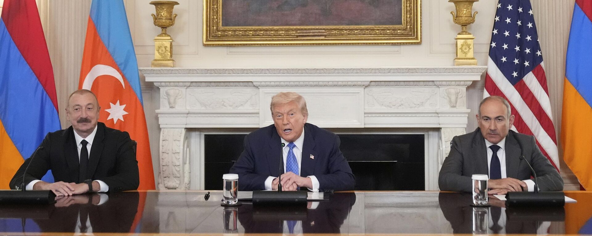 Predsednik SAD Donald Tramp, predsednik Azerbejdžana Ilham Alijev i premijer Jermenije Nikol Pašinjan - Sputnik Srbija, 1920, 08.08.2025