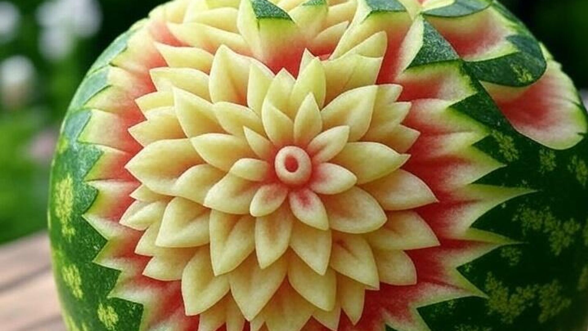 изрезбарена лубеница изрезбарена лубеница - Sputnik Србија, 1920, 10.08.2025