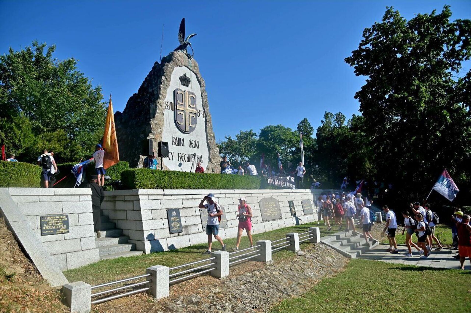 Учесници марша стижу у Текериш, пред споменик учесницима Церске битке - Sputnik Србија, 1920, 10.08.2025