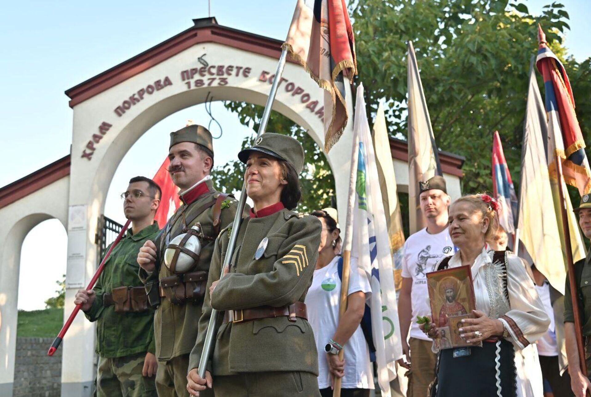 Учесници марша испред Храма покрова Пресвете богородице - Sputnik Србија, 1920, 10.08.2025