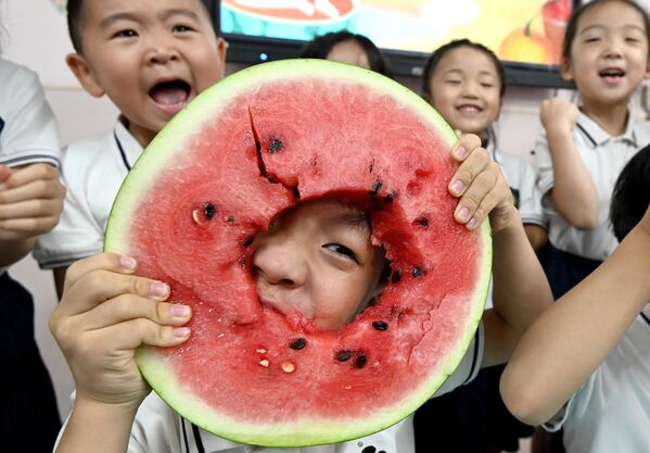 Деца једу лубеницу у вртићу у Хандану, у северној кинеској провинцији Хебеј - Sputnik Србија