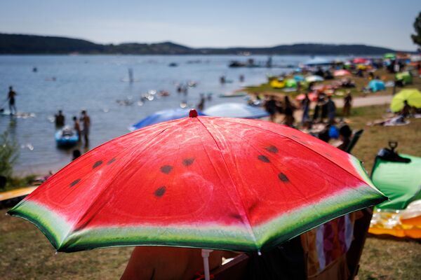 Сунцобран са мотивом лубенице на плажи језера Бромбах.  - Sputnik Србија