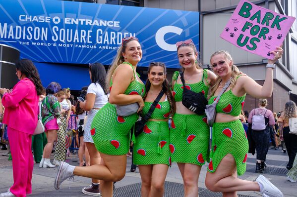 Фанови Харија Стајлса  у усклађеној одећи са мотивима лубенице током извођења нумере „Watermelon Sugar“ на фестивалу „Љубав на турнеји 2022“ у Њујорку.  - Sputnik Србија
