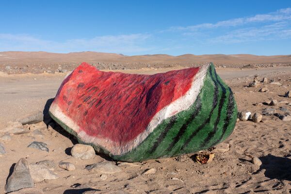 Велика стена осликана као лубеница поред пута у пустињи Атакама у северном Чилеу. - Sputnik Србија