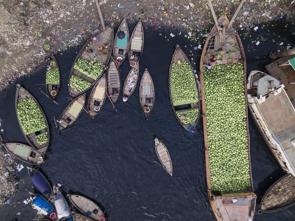 Поглед из ваздуха на неколико малих комерцијалних бродова са људима који истоварују лубенице у старој речној луци Дака дуж реке Буриганга, Бангладеш - Sputnik Србија