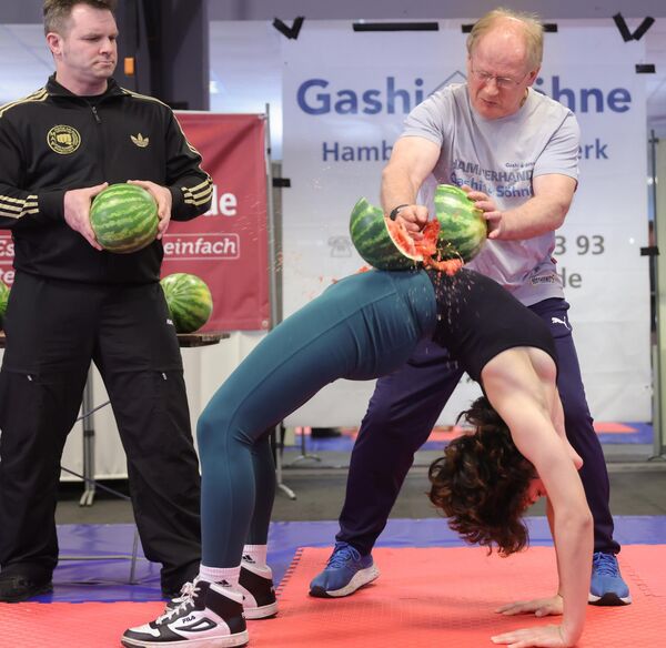 Мухамед Кахримановић је руком згњечио 16 лубеница за један минут у Институту за рекорде у Немачкој, поставивши светски рекорд. - Sputnik Србија