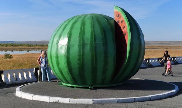 Туристи близу споменика хакаској лубеници у близини града Сајаногорска у Републици Хакасија, Русија - Sputnik Србија
