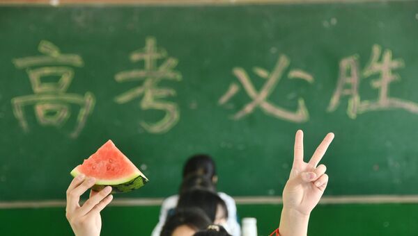 Ученици трећег разреда показују лубенице које добијајју град Хандан, провинција Хебеј, Кина - Sputnik Србија