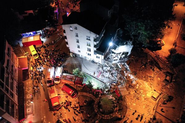 Поглед из ваздуха на једно од зграда које су се срушиле током земљотреса. - Sputnik Србија