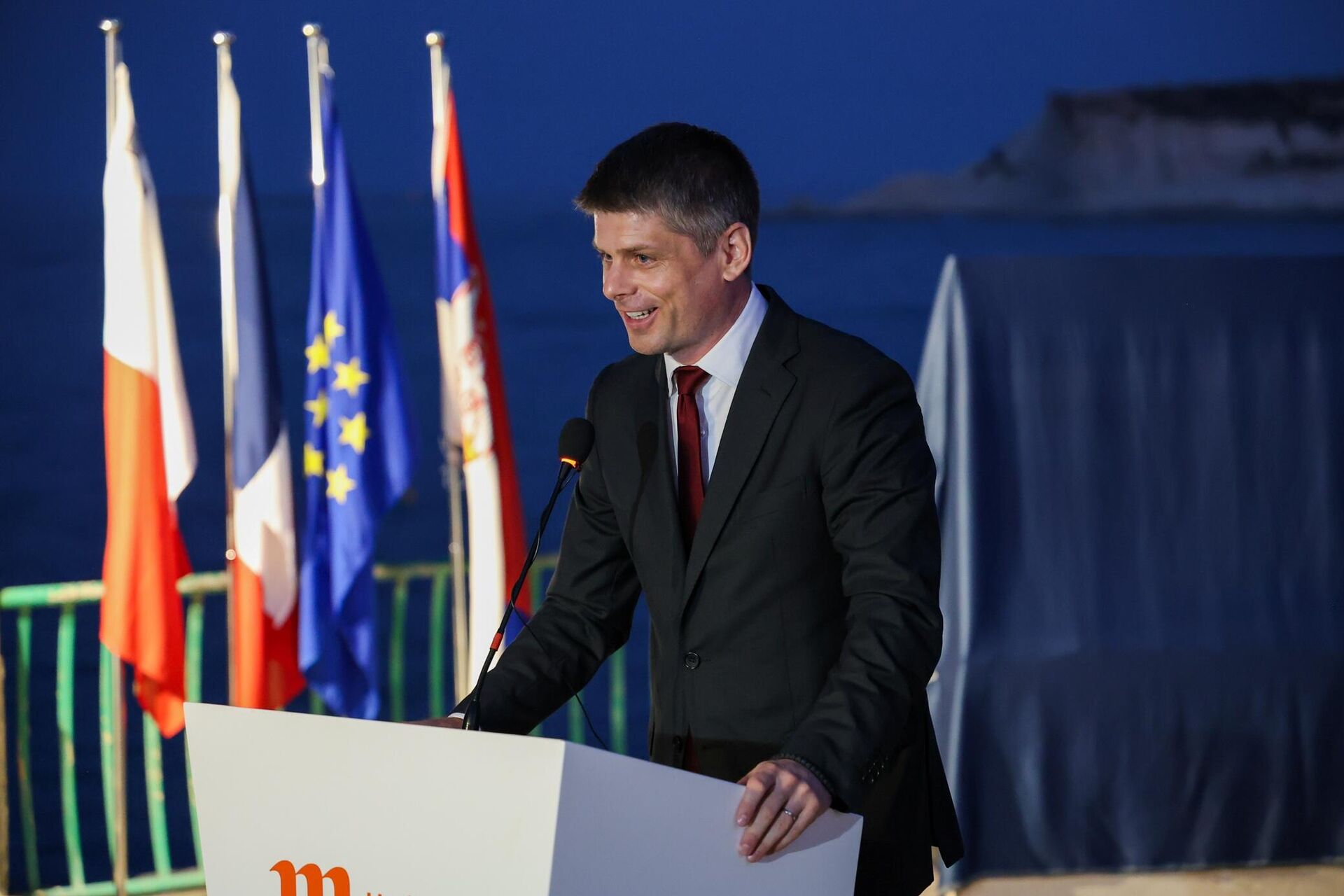 Direktor Kancelarije za javnu i kulturnu diplomatiju Vlade Republike Srbije Arno Gujon otkrio je spomenik Milunki Savić i srpskim oficirima Direktor Kancelarije za javnu i kulturnu diplomatiju Vlade Republike Srbije Arno Gujon otkrio je spomenik Milunki Savić i srpskim oficirima - Sputnik Srbija, 1920, 12.12.2025