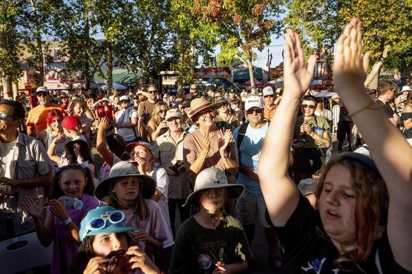 Пси свих величина, старости и раса такмичили су се пред жиријем који је оцењивао њихов „шарм у ружноћи“, карактер и понашање на бини. - Sputnik Србија
