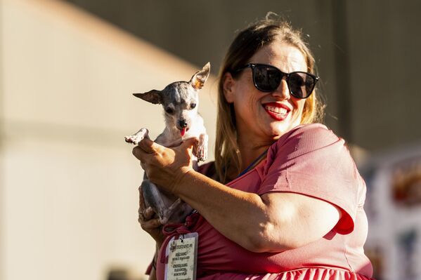 Догађај је, као и сваке године, привукао и бројне туристе, медије и љубитеље необичних манифестација, који су испунили простор вашара. - Sputnik Србија