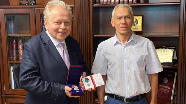 Амбасадор Русије у Србији Александар Боцан-Харченко уручио је истакнутом српском дипломати, књижевнику, научнику, јавном и политичком делатнику Владимиру Кршљанину почасну медаљу Министарства иностраних послова Русије „За допринос међународној сарадњи“. - Sputnik Србија