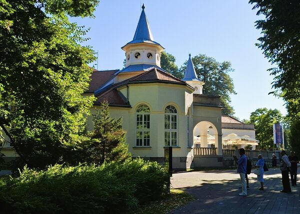 Епитет „Краљевске бање” Ковиљача је до данас очувала. У вилама наткривеним столетним крошњама дрвећа бањског парка и купатилима у којима су се некада бањала господа и чланови краљевских породица, из године у годину све је више посетилаца - Sputnik Србија