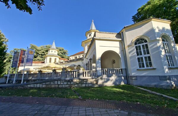 Најлепши бањски објекат, дворана „Кур – салон“ отворен је 1932. године, под покровитељством краља Александра Карађорђевића. Ова велелепна грађевина је од самог почетка представљала монденско састајалиште и место забаве. У њему су се одржавали пријеми и балови а након априлског бомбардовања, млади краљ Петар II Карађорђевић је овде прогласио мобилизацију. - Sputnik Србија