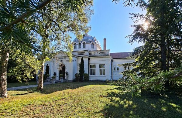 Поред „Кур – салона“, бањски парк краси још једна импозантна краљевска грађевина - купатило „Краља Петра Првог“ у коме се данас налази велнес центар „Ковиље” - Sputnik Србија