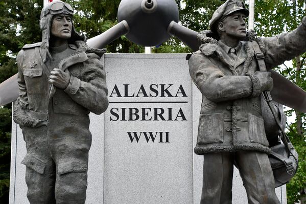 Споменик совјетским и америчким пилотима у Грифин парку у центру Фербанкса на Аљасци у част Закона о Зајму и најму којим су у Другом светском рату Сједињене Државе снабдевале ратним материјалом Уједињено Краљевство, Совјетски Савез, Кину, Француску и друге савезничке државе од 1941. до 1945. Споменик совјетским и америчким пилотима у Грифин парку у центру Фербанкса на Аљасци у част Закона о Зајму и најму којим су у Другом светском рату Сједињене Државе снабдевале ратним материјалом Уједињено Краљевство, Совјетски Савез, Кину, Француску и друге савезничке државе од 1941. до 1945. - Sputnik Србија