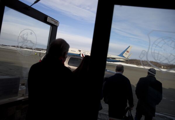 Чланови кабинета некадашњег државног секретара Џона Керија ходају до његовог авиона након заустављања ради допуњавања горива у ваздухопловној бази Елмендорф у среду, 12. фебруара 2014. године, у Енкориџу, на Аљасци. Кери је био на седмодневном путовању по Јужној Кореји, Кини, Индонезији и Уједињеним Арапским Емиратима. Чланови кабинета некадашњег државног секретара Џона Керија ходају до његовог авиона након заустављања ради допуњавања горива у ваздухопловној бази Елмендорф у среду, 12. фебруара 2014. године, у Енкориџу, на Аљасци. Кери је био на седмодневном путовању по Јужној Кореји, Кини, Индонезији и Уједињеним Арапским Емиратима. - Sputnik Србија