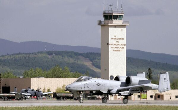 Авион А-10 Ратног ваздухопловства слеће у ваздухопловну базу Ајелсон близу Фербанкса на Аљасци. Током прошлогодишњег затварања, бази Ајелсон је остала без 18 авиона А-10 и око 600 војника. У саопштењу канцеларије за односе са јавношћу наводи се да ће остати око 2.500 војника и 18 авиона Ф-16, Авион А-10 Ратног ваздухопловства слеће у ваздухопловну базу Ајелсон близу Фербанкса на Аљасци. Током прошлогодишњег затварања, бази Ајелсон је остала без 18 авиона А-10 и око 600 војника. У саопштењу канцеларије за односе са јавношћу наводи се да ће остати око 2.500 војника и 18 авиона Ф-16, - Sputnik Србија