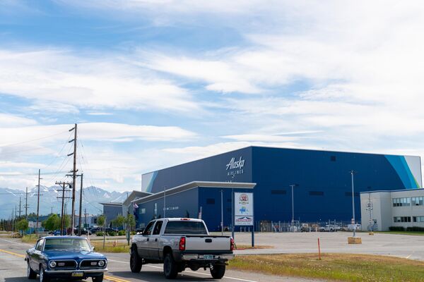 Аутомобили пролазе поред зграде компаније Аљаска ерлајнс на Међународном аеродрому Тед Стивенс у Енкориџу, Аљаска. Аутомобили пролазе поред зграде компаније Аљаска ерлајнс на Међународном аеродрому Тед Стивенс у Енкориџу, Аљаска. - Sputnik Србија
