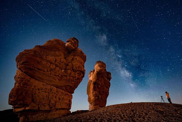 Конија - Метеорски пљусак Персеида снимљен са дугом експозицијом код вилинског димњака Куска у округу Џиханбејли у Конији - Sputnik Србија