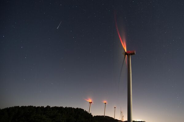 Ветротурбине осветљавају небо током метеорског пљуска Персеида у Хатају, Турска - Sputnik Србија