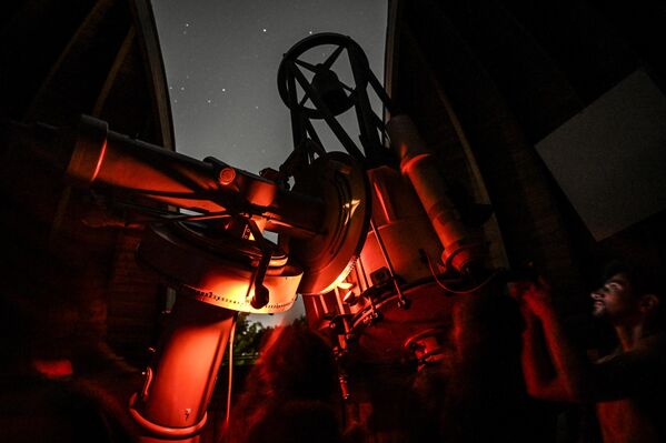 Посетиоци посматрају звезде падалице кроз телескоп од 500 мм у опсерваторији Архенхолд. На врхунцу метеорског пљуска посетиоци могу видети до 100 звезда падалица на сат - Sputnik Србија