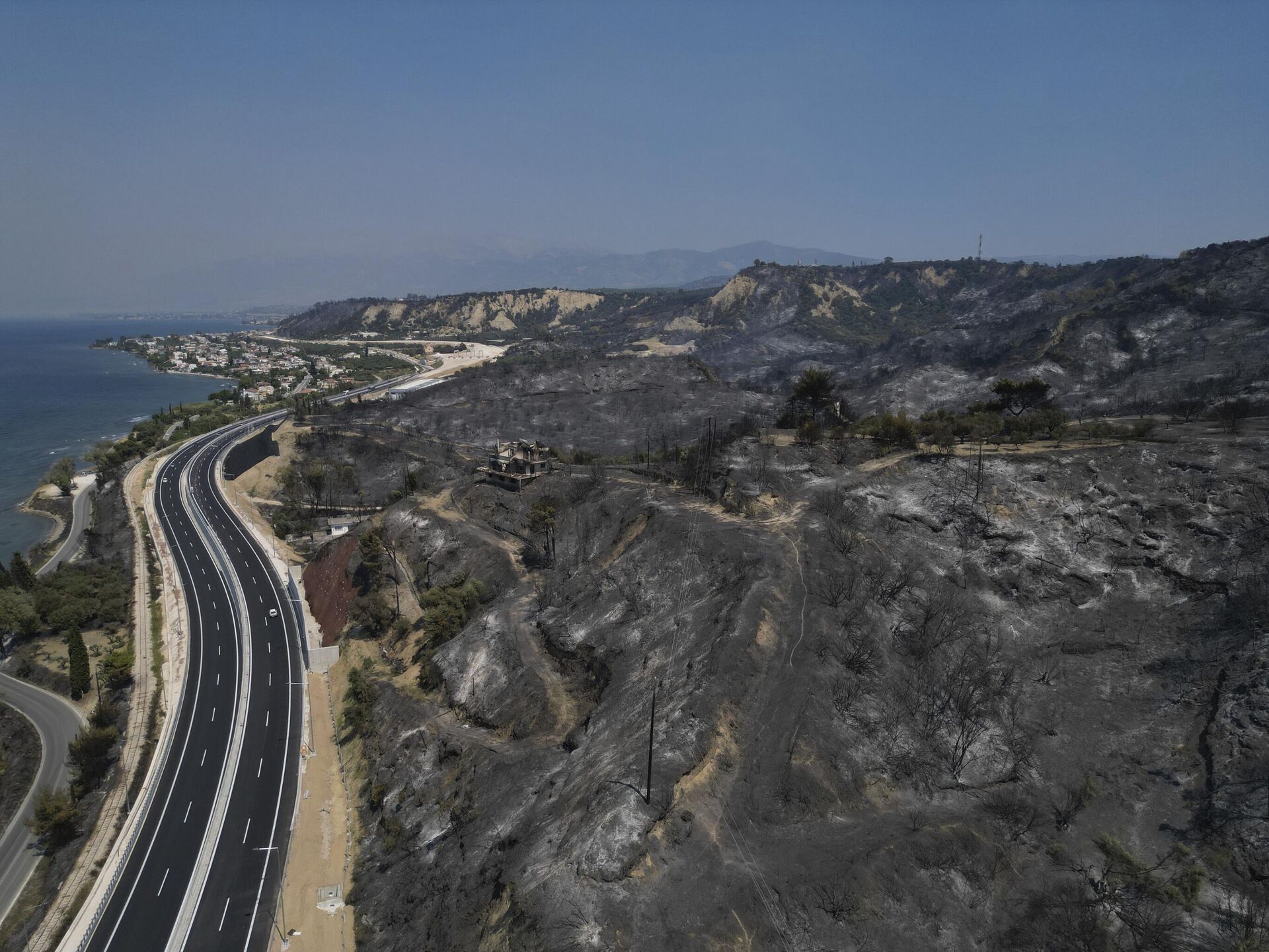 Izgorela brda iznad autoputa pored Patre na Peloponezu - Sputnik Srbija, 1920, 13.08.2025