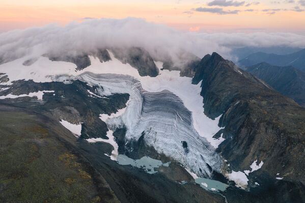 Глечер ИГАН је највећи на Поларном Уралу. Објекат је добио име по Институту за географију Руске академије наука. У совјетско време на глечеру се налазио теренски камп глациолога. Глечер ИГАН је највећи на Поларном Уралу. Објекат је добио име по Институту за географију Руске академије наука. У совјетско време на глечеру се налазио теренски камп глациолога. - Sputnik Србија
