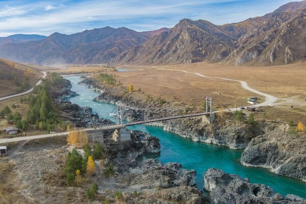 На Алтају, Ороктојски мост спаја две обале реке Катун, невероватне тиркизне нијансе. На Алтају, Ороктојски мост спаја две обале реке Катун, невероватне тиркизне нијансе. - Sputnik Србија