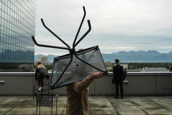 Радник носи сто у центру за архивирање штампе постављеном у цивилном и конгресном центру Денаина у Енкориџу, Аљаска - Sputnik Србија