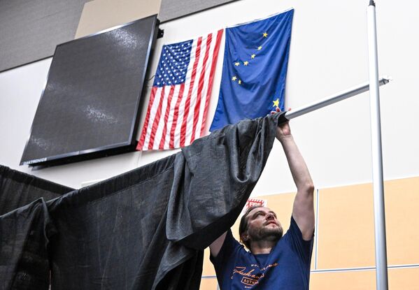 Руски новинар се припрема за руско-америчке разговоре у спортској арени „Ерлајнс центар“.  - Sputnik Србија