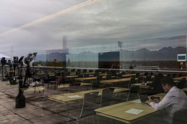 Представници медија у прес центру постављеном у Грађанском и конгресном центру Денаина у Енкориџу,  пре састанка између председника САД Доналда Трампа и руског председника Владимира Путина. - Sputnik Србија