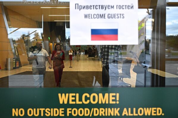 Руски новинари се припремају за руско-америчке разговоре у спортској арени „Ерлајнс центар“. - Sputnik Србија