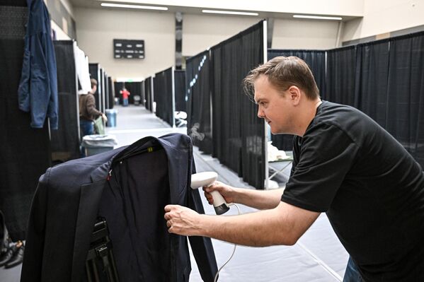 Руски новинар се припрема за руско-америчке разговоре у спортској арени „Ерлајнс центар“ у Енкориџу на Аљасци. - Sputnik Србија